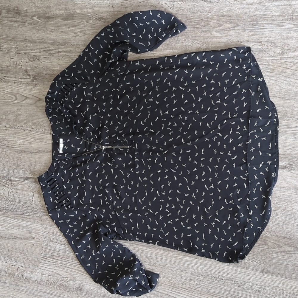 Maurices Size 0 (0X) 3/4 Length Sleeve Zipper Neck Blouse - black and white